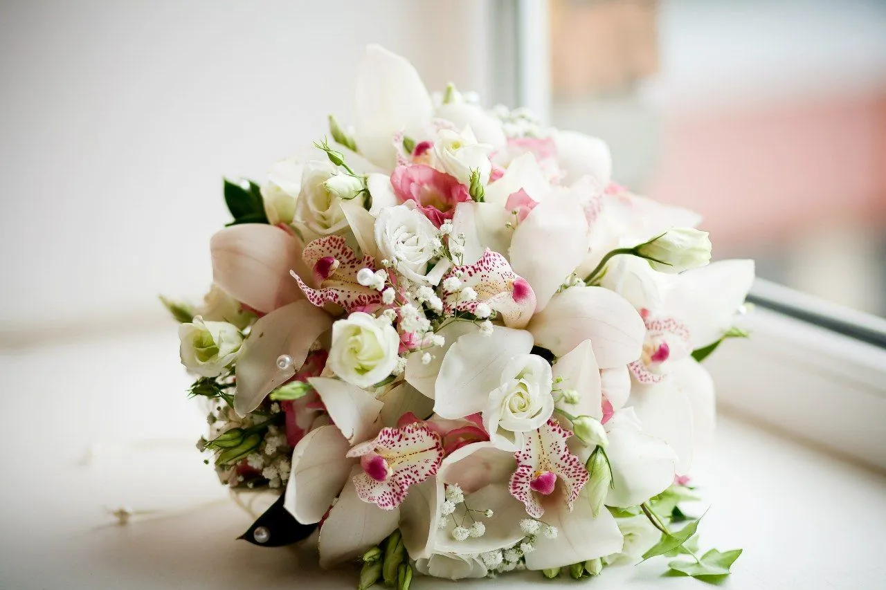 winter-wedding-bouquets-a.webp