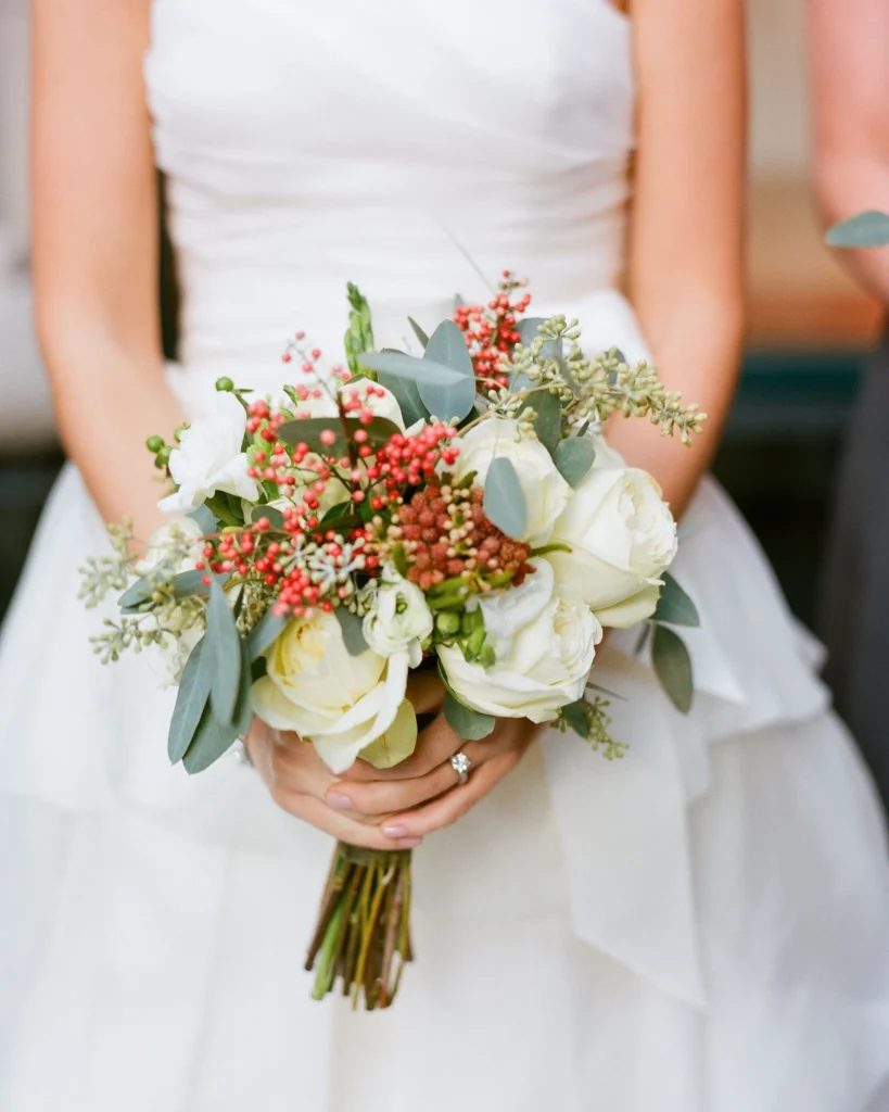 winter-wedding-bouquets-u.webp